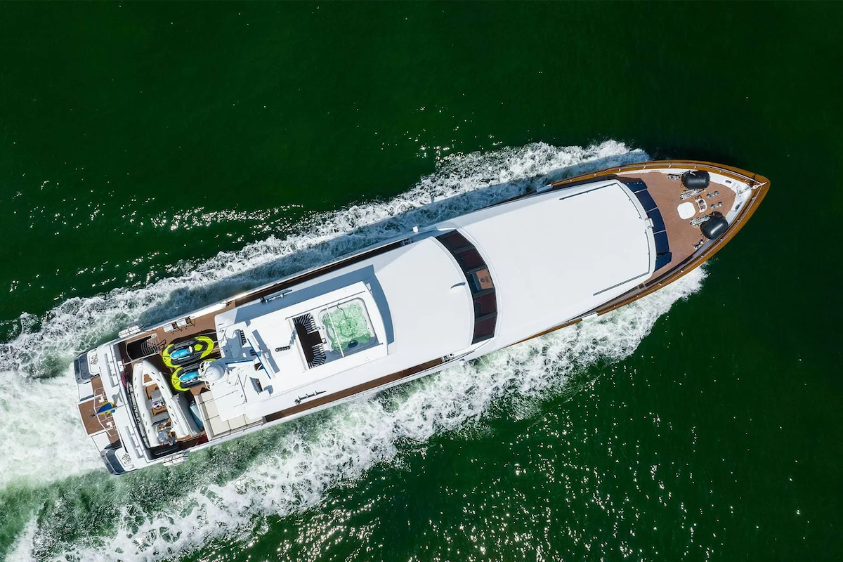 The Best Time of Year to Charter a Yacht in Miami hero image